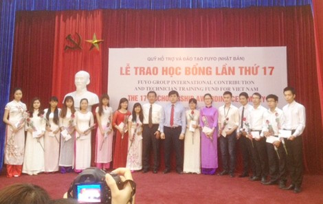 日本芙蓉集团向越南优秀学生颁发奖学金