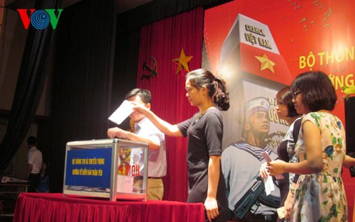 越南通讯传媒部向海军司令部赠送41亿越盾捐款