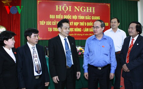 越南祖国阵线中央委员会主席阮善仁与北江省选民进行接触