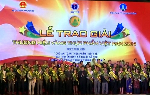 阮春福副总理颁发“越南食品金商标奖”