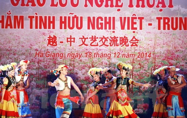河江省艺术团举行歌颂越中友谊的艺术晚会