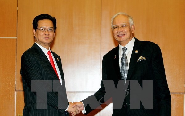 越南政府总理阮晋勇分别会见马来西亚总理纳吉布及菲律宾总统阿基诺三世