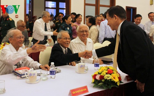 曾参加关于越南问题的巴黎会议的与会代表见面会在胡志明市举行