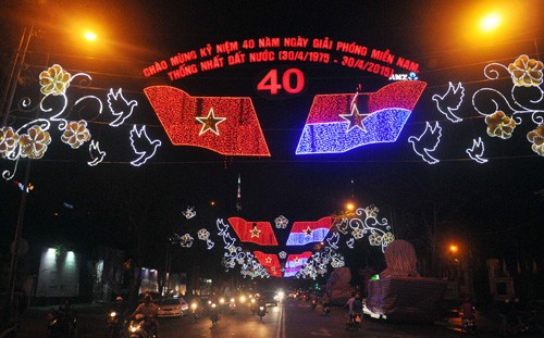胡志明市市民欢度四三零胜利纪念日