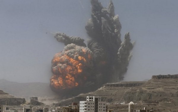 阿拉伯联军飞机对也门首都居民区发动空袭
