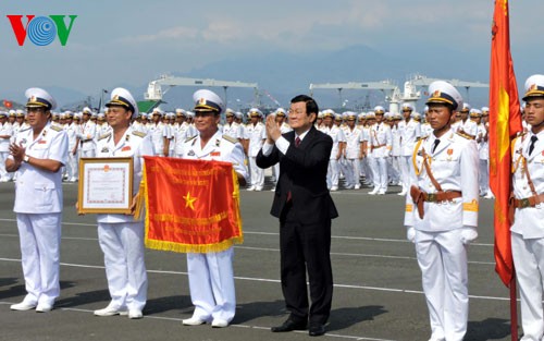 越南人民海军部队成立60周年暨人民武装力量英雄称号颁授仪式在庆和省举行