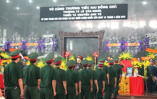 越南有关方面为在苏-22飞机失事事故中牺牲的两名飞行员举行追悼会