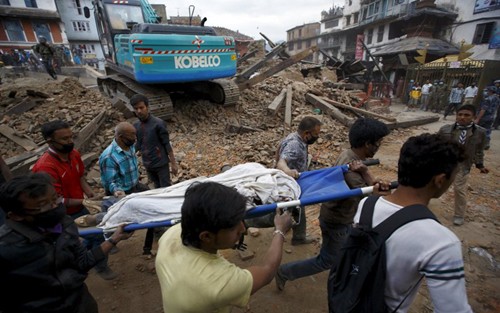 尼泊尔停止地震搜救行动
