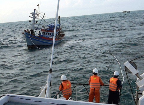 越菲有关单位成功营救在海上遇险的9名菲律宾人