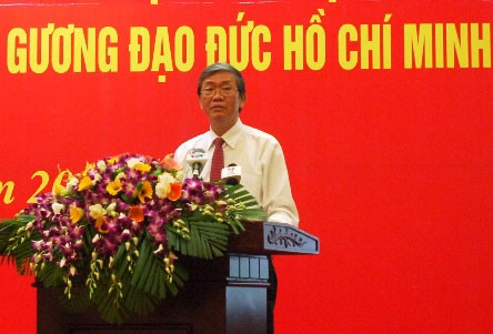 在越共中央机关党委中大力推动学习胡志明主席道德榜样工作