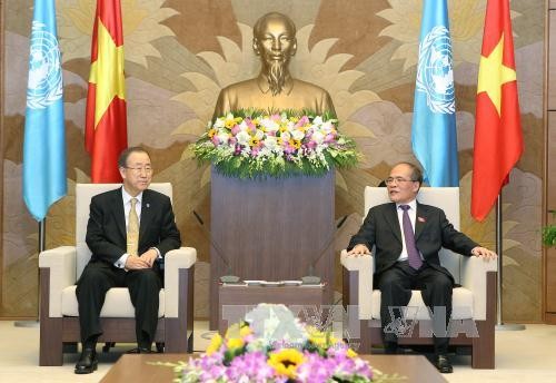 越南国会主席阮生雄亲切会见联合国秘书长潘基文
