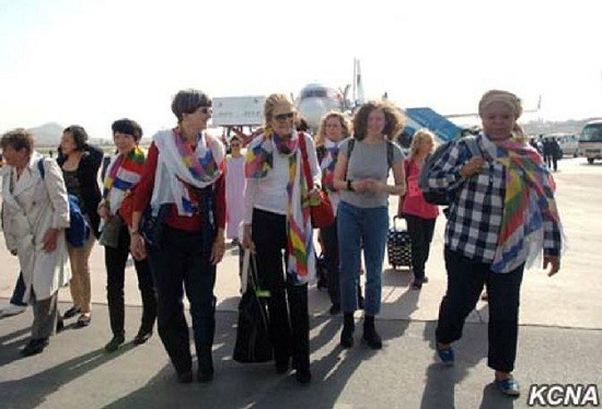 国际女性活动家举行徒步跨越韩朝分界线活动