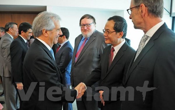 越南与乌拉圭加强合作关系