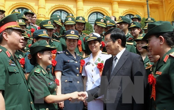 越南国家主席张晋创会见优秀女军人代表