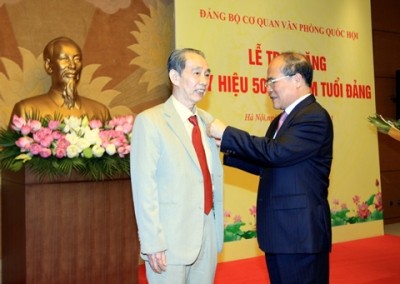 越南国会办公厅党委颁发三十年和五十年党龄章