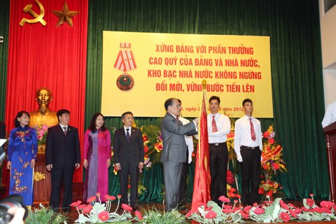越南国会主席阮生雄出席国家银库获颁二级独立勋章仪式