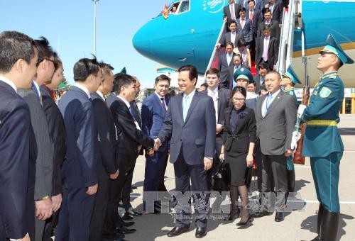 越南政府总理阮晋勇抵达哈萨克斯坦