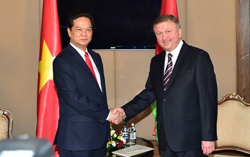越南政府总理阮晋勇会见白俄罗斯总理科比亚科夫