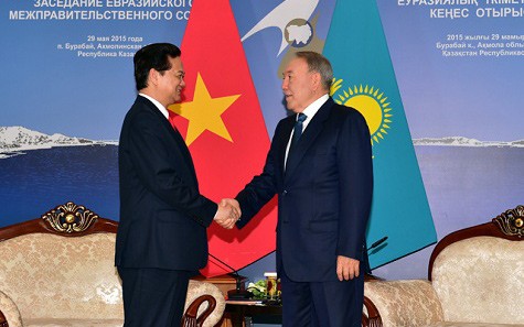 阮晋勇总理在哈萨克斯坦会见各国领导人