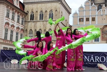 布拉格少数民族文化节：越南代表团令人印象深刻
