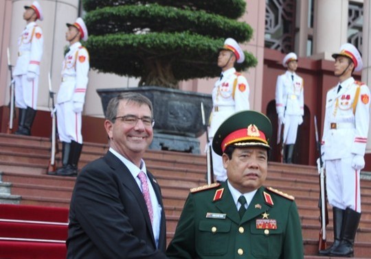 美国国防部长阿什顿•卡特访问越南