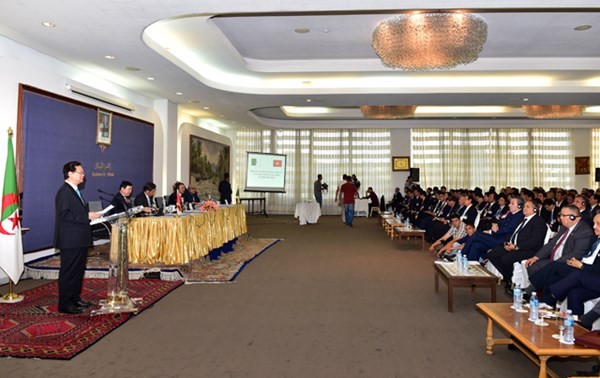 阮晋勇总理与越南和阿尔及利亚企业进行对话