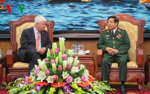 越南国防部长冯光青会见联合国维和事务副秘书长