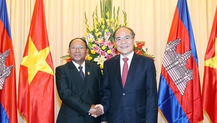 柬埔寨国会主席韩桑林会见越南国会主席阮生雄