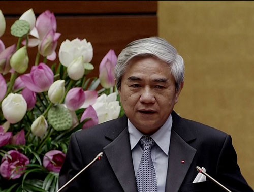 越南科技部长阮军接受国会代表质询