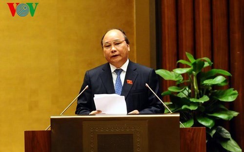 越南政府副总理阮春福在十三届国会九次会议上接受质询