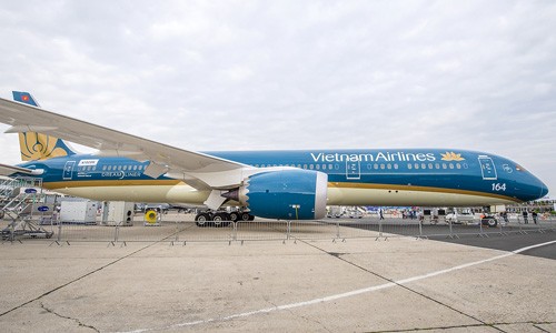 越南航空公司波音787-9“梦之翼”飞机在2015年巴黎航空展上给观众留下深刻印象