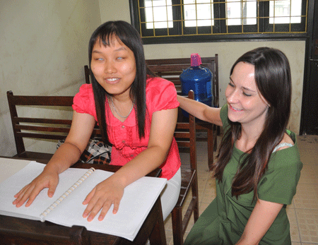 越南盲人协会与外国非政府组织加强合作