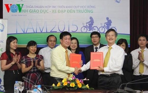 越南儿童保护基金会向贫困好学儿童赠送一千两百辆自行车