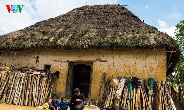 越南少数民族哈尼族独特的茅顶土坯房