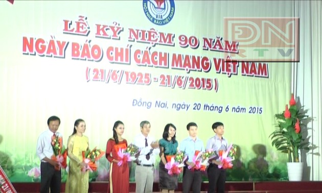 越南各地举行多项活动纪念越南革命新闻节90周年