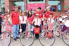 越南儿童保护基金向平定省贫困儿童赠送自行车