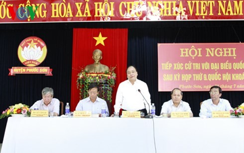 政府副总理阮春福与广南省选民接触