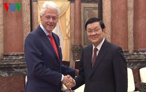 越南国家主席张晋创会见美国前总统克林顿