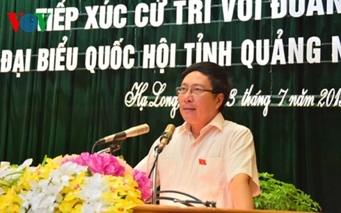 越南政府副总理兼外交部长范平明与广宁省下龙市选民进行接触