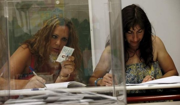 希腊就紧缩计划举行全民公投