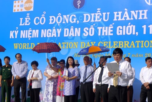 越南举行响应世界人口日集会