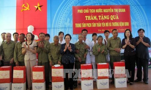 越南国家副主席阮氏缘看望宁平省为国立功者和困境儿童并赠送礼物