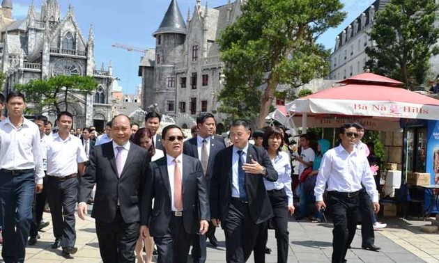 老挝总理通辛访问越南