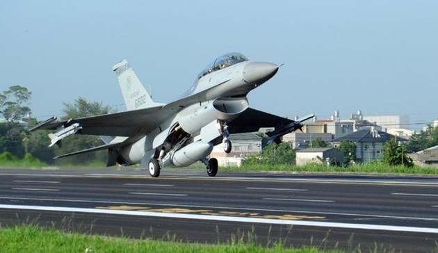 伊拉克接收首批美国F16战机