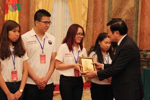 张晋创主席：国家一向欢迎在国外学习的越南学生回国参加家乡祖国建设