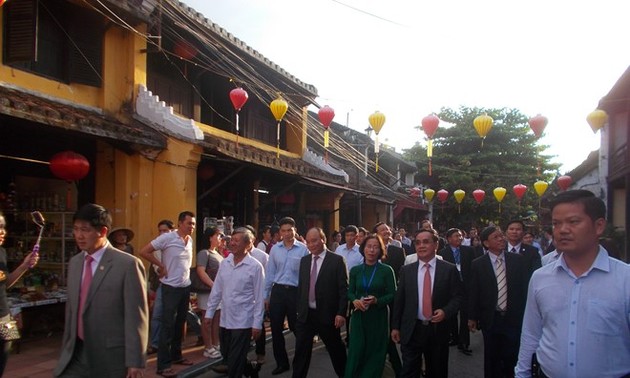 老挝总理通辛访问会安古城