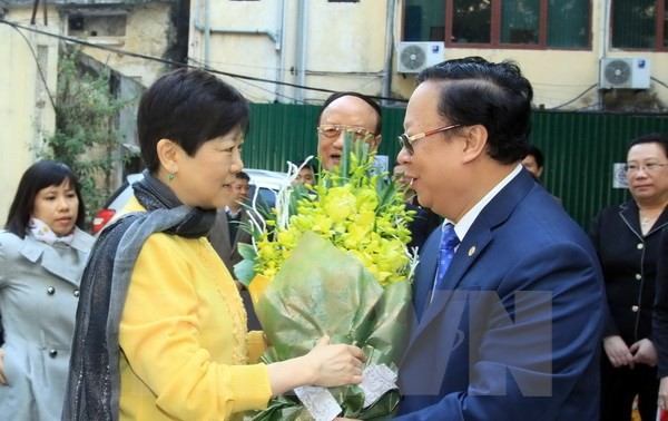 越友联向中国对外友协会长李小林授予“为了各民族和平友好”纪念章