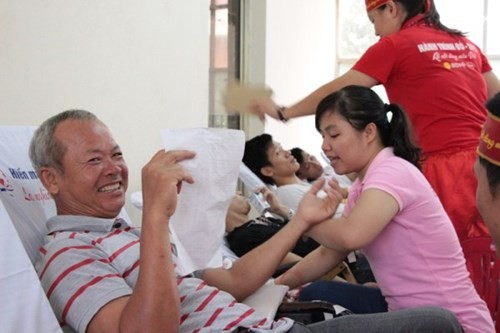 岘港市举行献血日活动  共采集1200单位血液