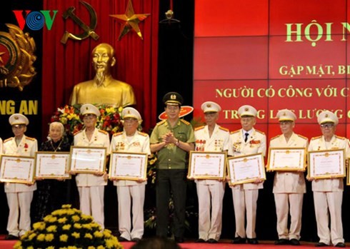 越南人民公安力量继续向为革命立功者做好“报恩答义”工作
