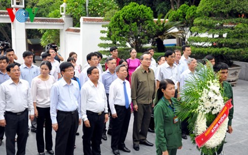 向柬埔寨金边越南志愿军英雄烈士纪念牌敬献花圈